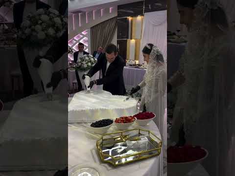 The couple decorated their wedding cake ๐โคโค๏ธโค๏ธ #wedding #weddingday #couple #cake#viral#bride#fyp