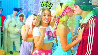 Diana ve Cheerleader'lar, Eğitmen Abby'yi kır evinden mi atıyor?! 😲 ZIP EĞITMENI ÖPTÜ 😳💋