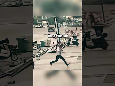 Người hùng cứu đứa bé trong tích tắc...#shorts