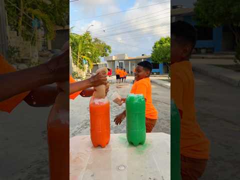 El equipo con mayor rapidez llenando la botella con agua, Gana los regalos.