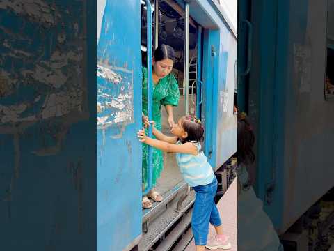 Reedishna Train Ko Dhaka De Rehi Hai