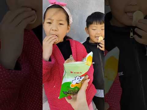 Mẹ đập vỡ mèo tiết kiệm và đổ bim bim đi