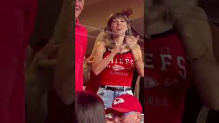 Taylor Swift reacts to Travis Kelce’s touchdown during the Chiefs game.✨️🏈 #taylorswift #nfl #pop