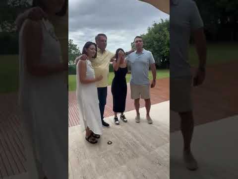 Michelle e Bolsonaro tirando foto com a família