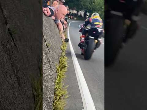 Isle Of Man TT - Hugging The White Line 😲