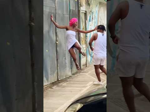 Open the door like a robber.🤣🤣😨#prank #funny #funnyvideos #scary #fyp