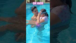 Tire a mi sibrinita a la alberca y no sabe nadar😱😭😰🤯
