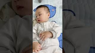 Con tự nằm chơi 1mình nè #baby #cutebaby #funny #xuhuong #thinhhanh #viralvideo #embe #babycute #blw