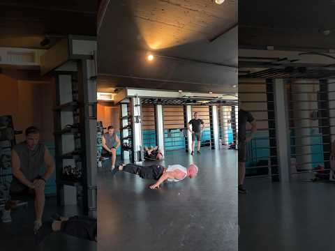 Giving Gym Members some extra Motivation ๐ช๐ฅ #calisthenics #handstand #workout