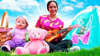 Cosa succede quando la bambola Baby Born Susanna va in campeggio per la prima volta?