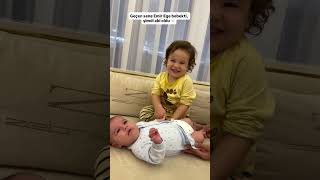 Geçen sene Emir Ege bebekti şimdi abi oldu🤍 #keşfet #özlemlinaöz #global