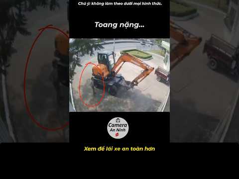 xe xúc đất trôi tự do ra đường, va chạm với container #cameragiaothong #antoangiaothong #giaothong