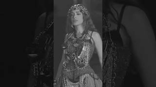 Anitta mostrou os bastidores do videoclipe “Desgraça”.