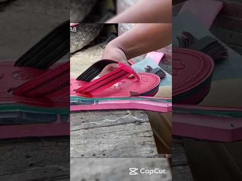 Homem faz Chinelo impressionante em ambiente rudimentar