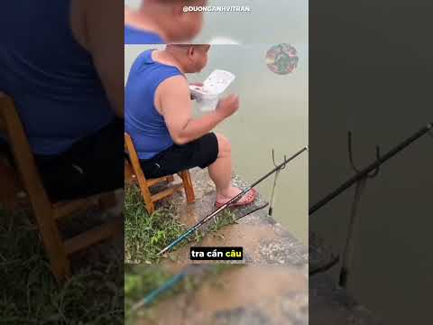 Anh ấy nghĩ rằng cá đ cắn câu