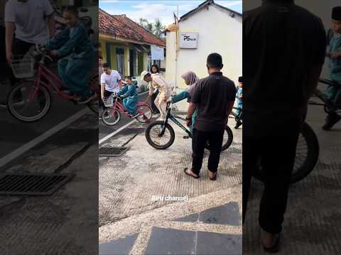nyi hyang putri kdm pergi sekolah naik sepeda #shorts #kdm