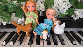 Piano world ! Elsa & Anna toddlers - talking animal friends - fun play