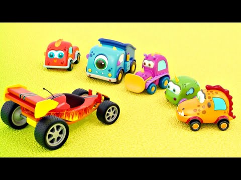 Os carros Mocas brincam com um carrinho de corrida! Desenho animado infantil. Vídeo infantil