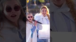 Santa réalise le rêve de la petite Lou 💖