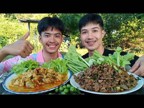 พะแนงไก่รสจัด กับลาบหมูรสเด็ด พร้อมผัดสดกินกับข้าวเหนียว.