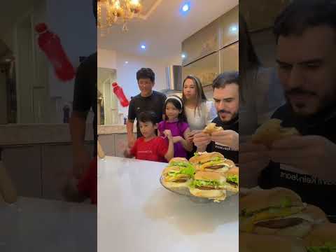Desafio da garrafa em família / Acerte a garrafa e come Hambúrguer 🍔 😃😅