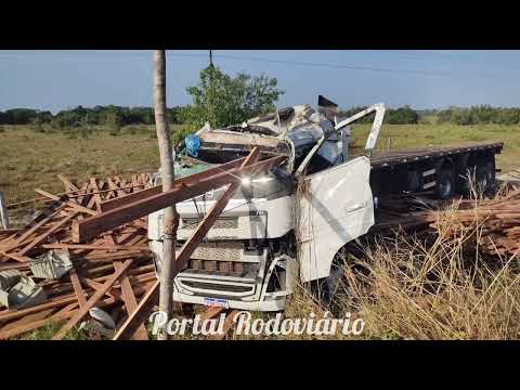 Caminhoneiro sobrevive milagrosamente após tombar carreta carregada com madeira na BR-316