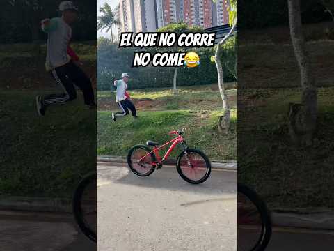 Atrapalaa😂🔥 #bicicleta #humor #short #reel #funny #parati #greenscreen