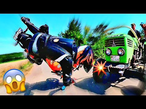 TRACTEUR DÉFONCE UN MOTARD😱! (il s'envole)