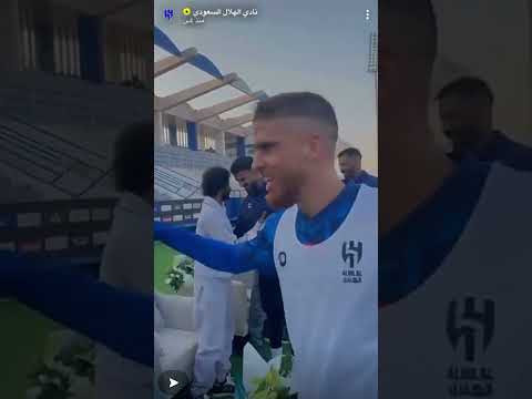 استقبال ياسر الشهراني في نادي الهلال وتقديم الهدايا له