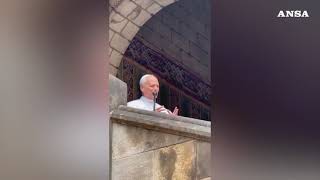 Barcellona, Papa Leone scherza e chiede di pregare in francese