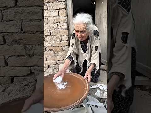 Bu yaşlı kadın sihrini gösterdi.