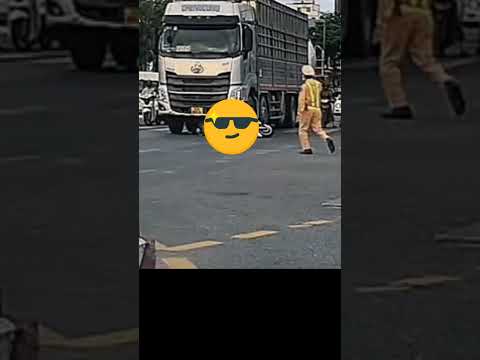 xe máy cắt đầu xe tải quá nguy hiểm #shorts