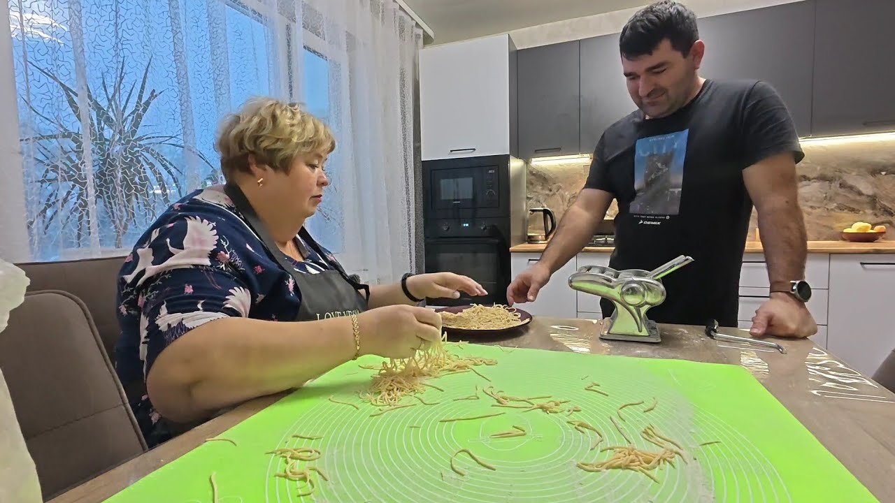 Готовим домашнюю лапшу фетучини для пасты и тонкую лапшу для куриного супчика.