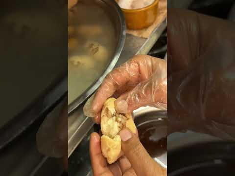 पट्टे के अंदर खिला दिया और 130/- रुपये ले लिया😱🫠 #trendingshorts #viralvideo #share #streetfood