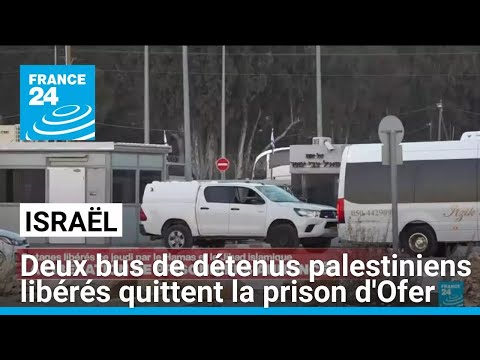 Deux bus de détenus palestiniens libérés quittent la prison israélienne d'Ofer • FRANCE 24