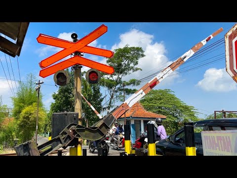 Perlintasan Unik Kereta Api Bayem Kutoarjo Purworejo, Jawa Tengah