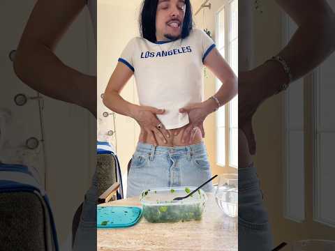 Elle secoue bien fort sa gamelle exprès 🥬 #parodie #humour #travail #collegue #bureau