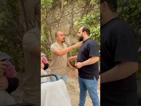 فتاه تجلس في عربه الاطفال لسبب غير معروف