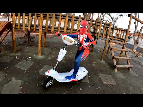 PEQUENO HOMEM ARANHA ANDANDO DE PATINETE ELÉTRICO NA PRAÇA!