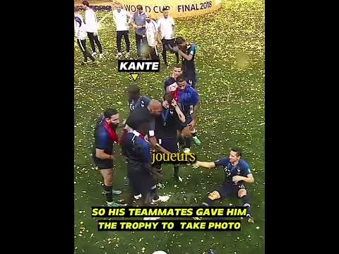 Kanté, l’humilité incarnée 🙏⚽ Pendant que les autres célèbrent, lui reste simple, classe.
