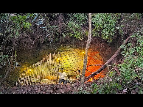 Camping hujan deras // bermalam dalam gua di dinding tebing batu yang ada air mancur yang bersih