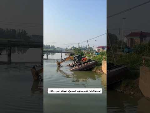 Chiếc xe máy xúc đang lao xuống nước.#shorts