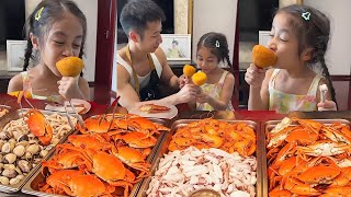 第一次见这么大的蟹腿！严重怀疑爸爸这是为了宠女儿，我震惊了！【东东一家】