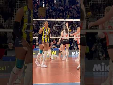 🫣 Gizem Örge Defans 🤝🏻 Ana Cristina Hücum. 🔙 #volleyball #voleybol #fenerbahçe