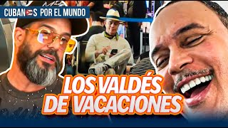 Alexis Valdés sorprendido en el aeropuerto: ¿viendo a Otaola en su celular?