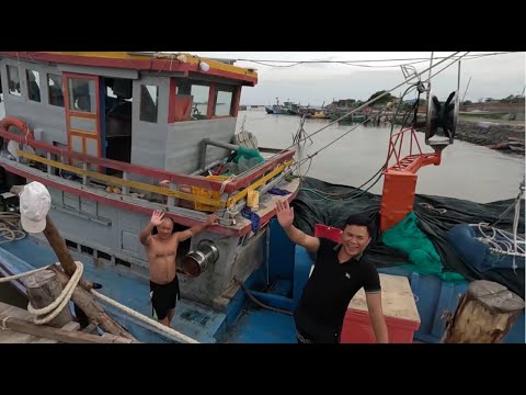 Ep. 42 I visit a wooden Vietnamese fishing boat