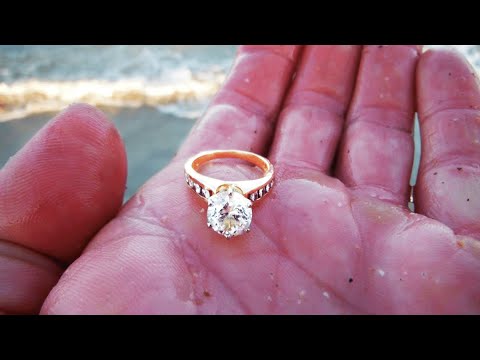 Vrouw Vindt Vreemde Diamant Op Strand. Juwelier Ziet Het En Wordt Meteen Lijkbleek!