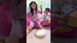 Emma & Kate Try to Get the Giant GLITTER Dumpling Squishy!