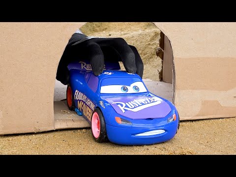 Carros da Disney em uma caverna engraçada | história de tratores de brinquedo e dinossauros