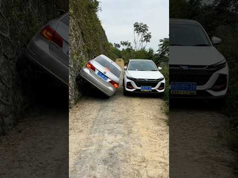 The key role of unilateral bridges, narrow road car meeting skills 😱 #viralvideo #narrowroad #skills